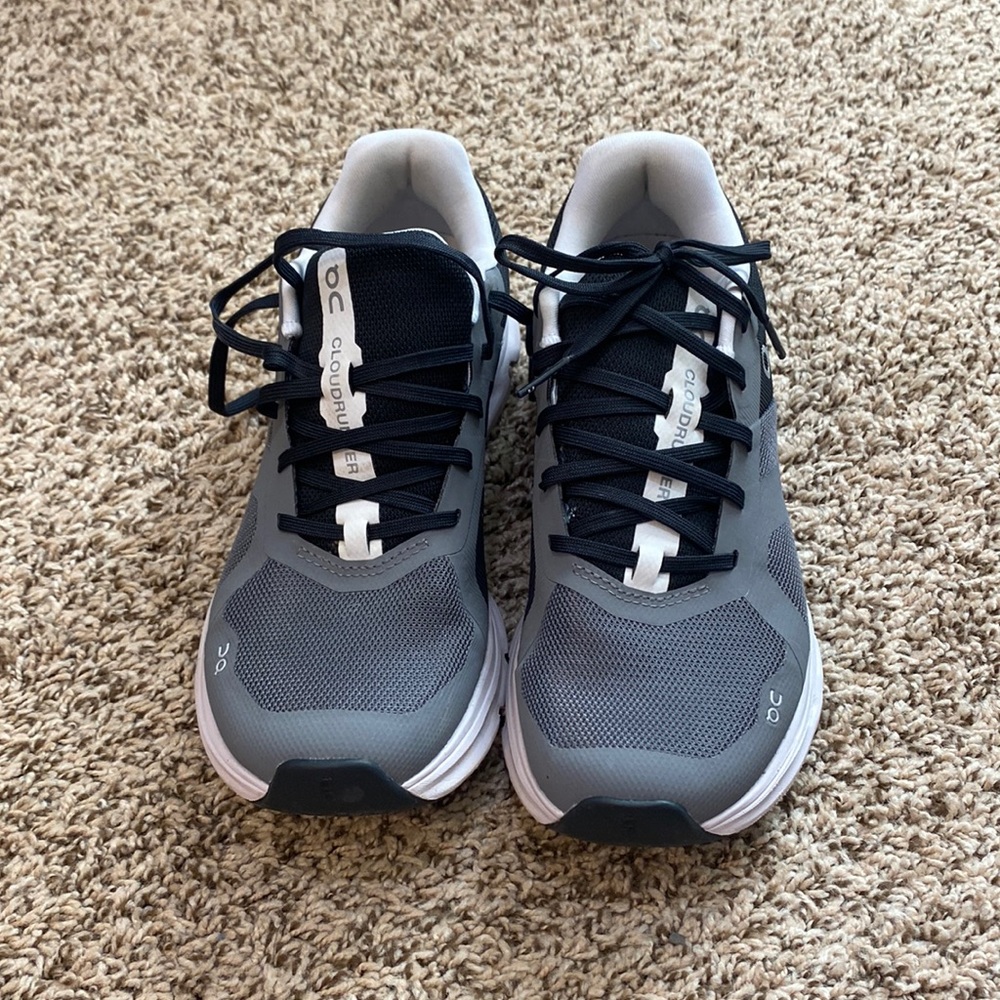 On cloud running shoe size 7